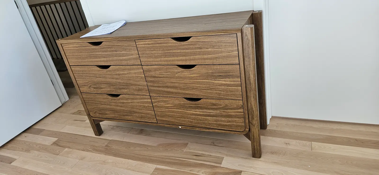 Commode en bois naturel à six tiroirs