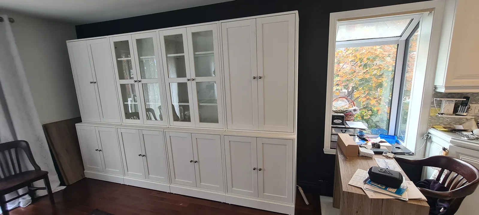 Armoire blanche avec portes vitrées et rangements fermés en partie basse