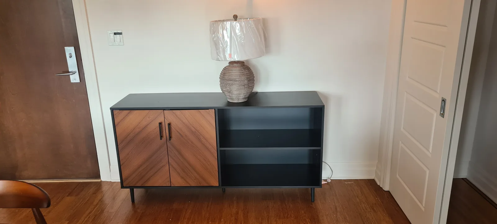 Buffet de séjour avec façades en bois et niche noire