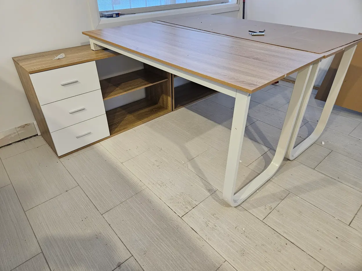 Bureau à plateau en bois clair avec caisson blanc à tiroirs