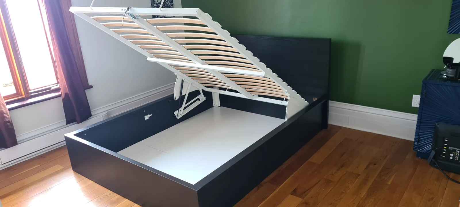Lit coffre noir avec sommier relevé et rangement sous le couchage