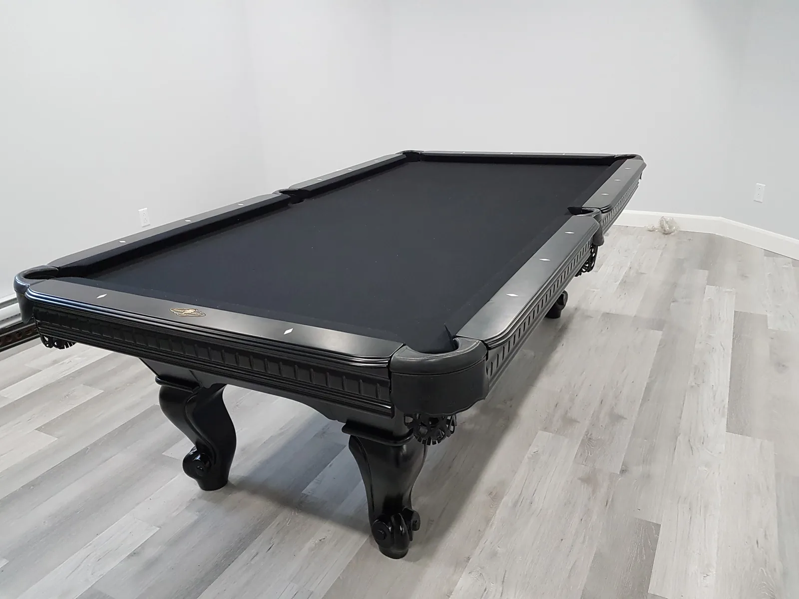 Table de billard noire avec pieds sculptés et tapis noir
