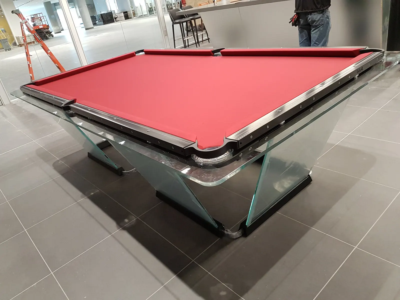 Table de billard à structure transparente et métallique, avec tapis rouge