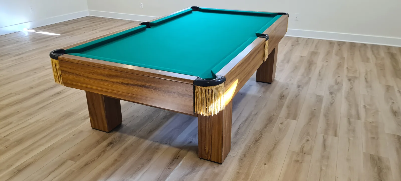 Table de billard en bois avec tapis vert et poches à franges