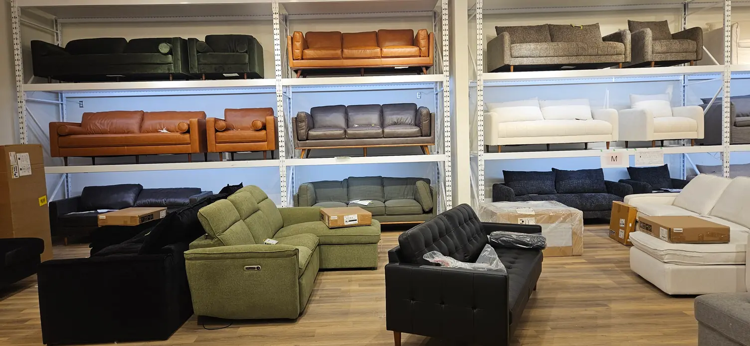 Canapés et fauteuils disposés devant des présentoirs de mobilier