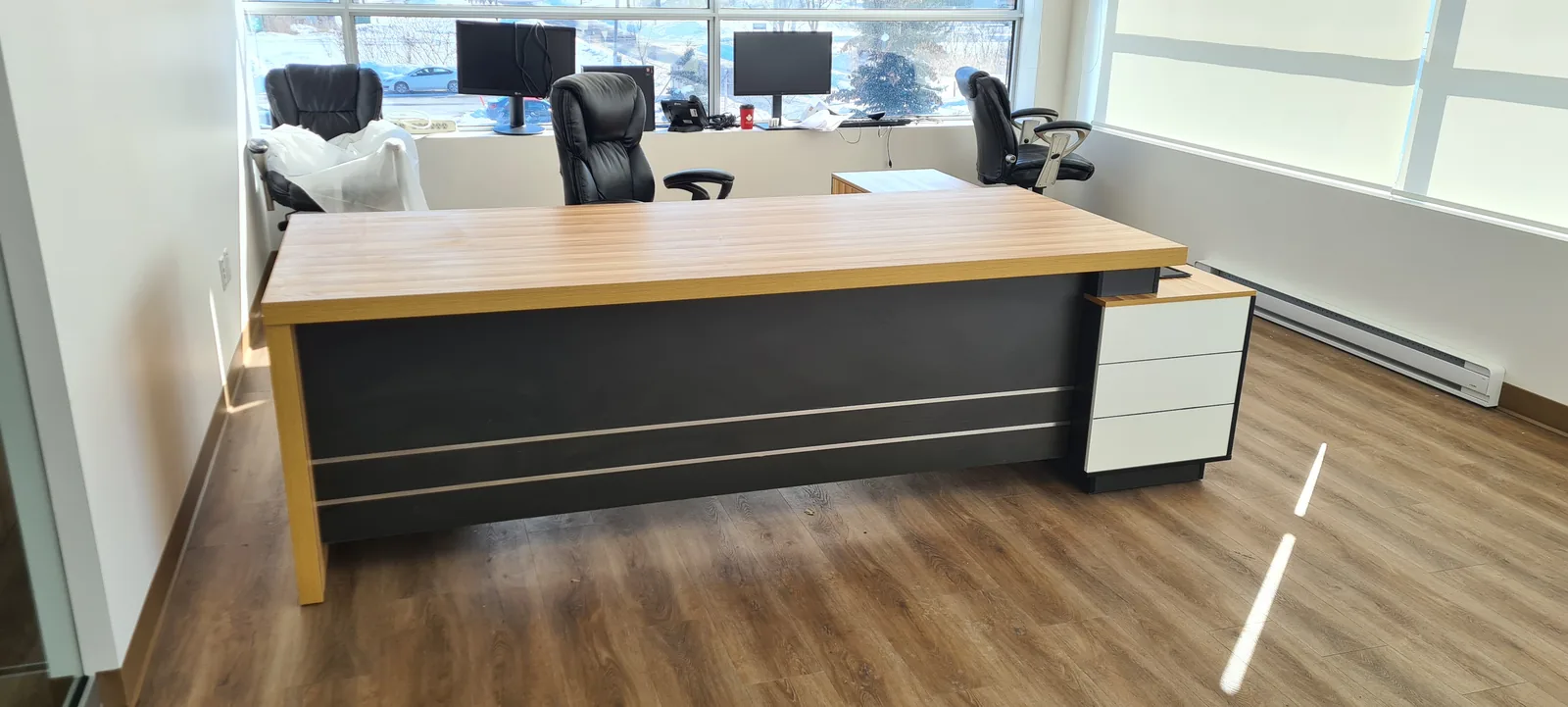 Bureau de direction avec plateau en bois et façades noires