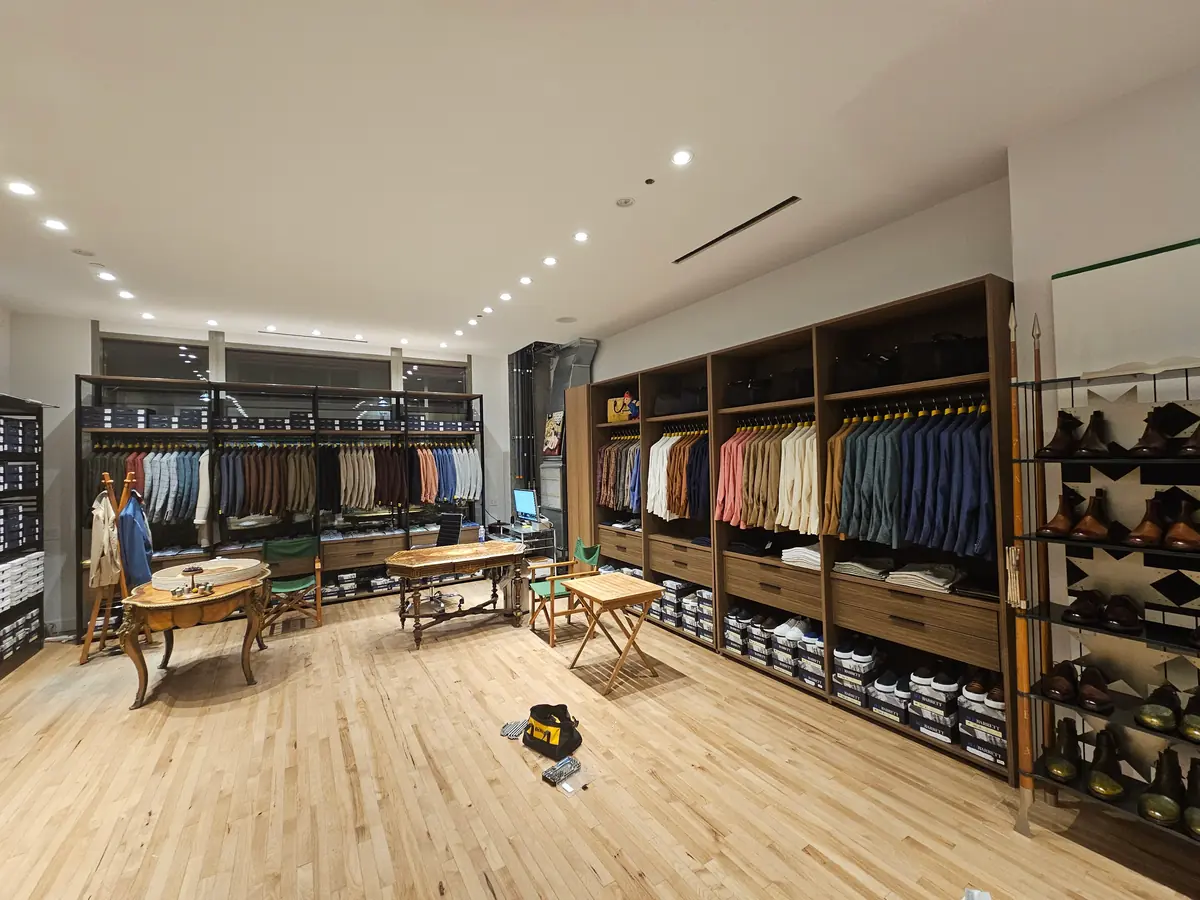 Mobilier et présentoirs installés dans une boutique de vêtements