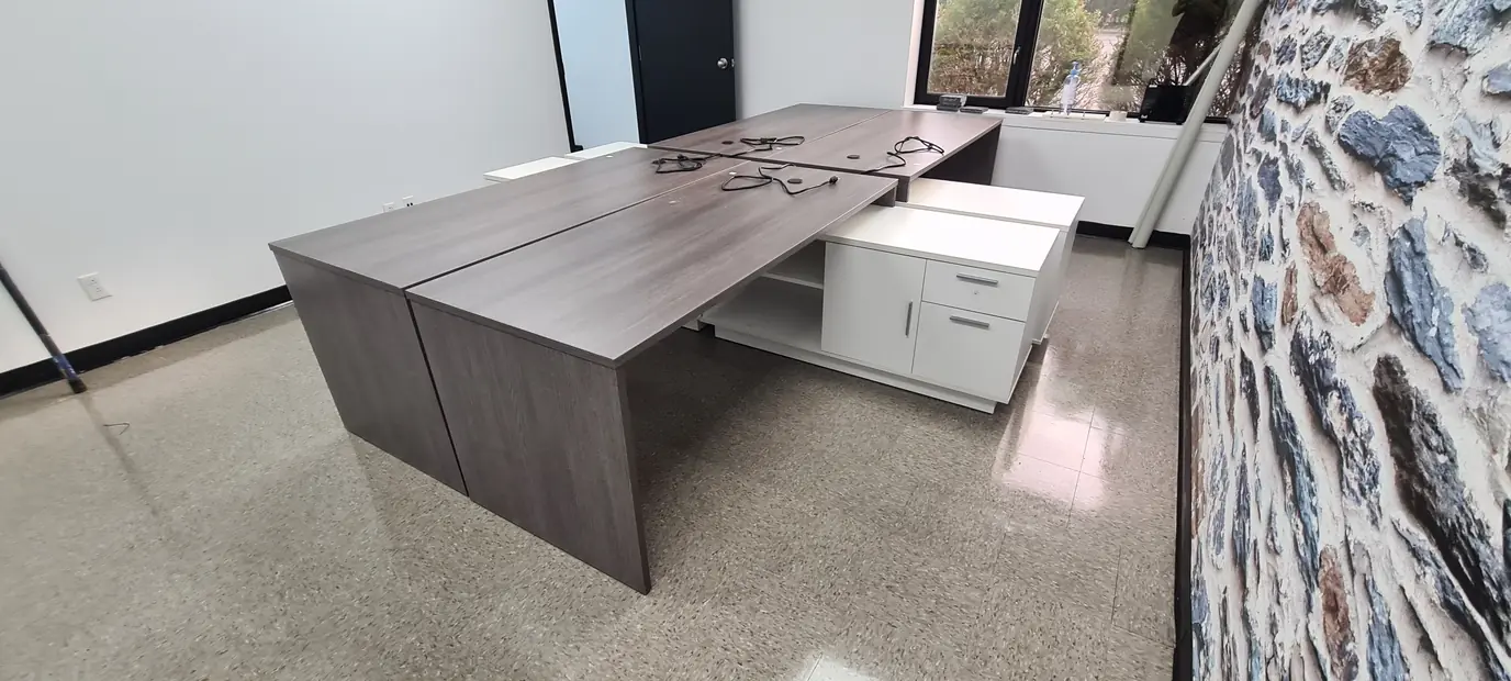 Bureau avec retour et caissons de rangement blancs