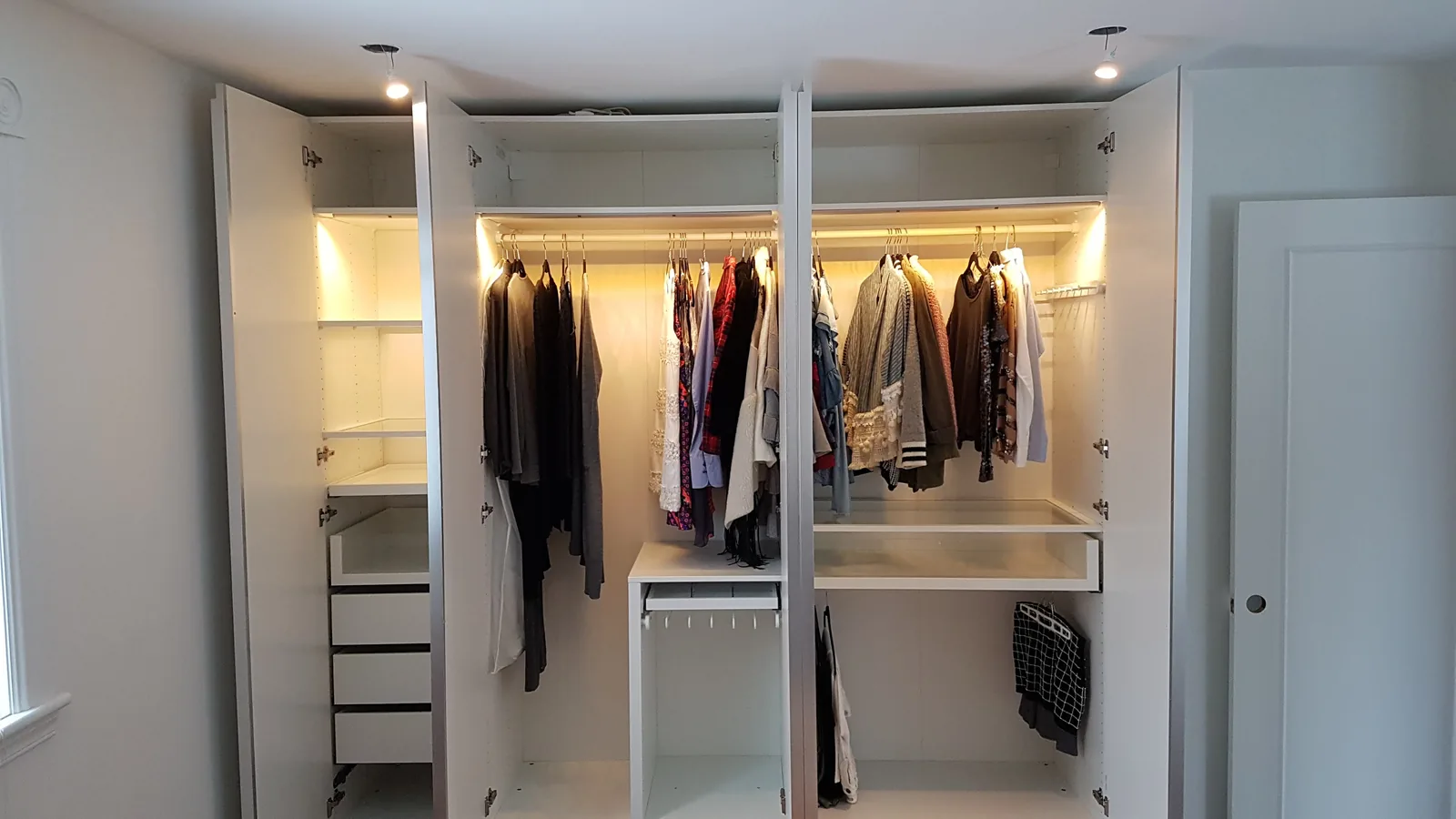 Intérieur de garde-robe avec penderies et éclairage intégré