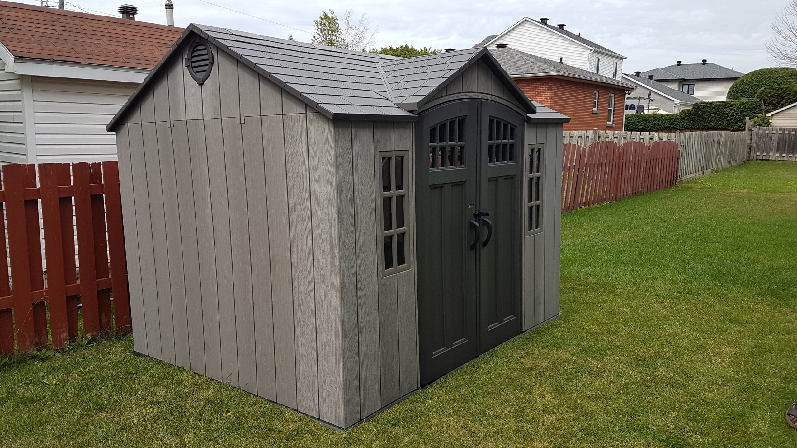 Assemblage professionnel d’un cabanon extérieur à Montréal par Assemblage Fiable, avec un assembleur qualifié sur la Rive-Sud et la Rive-Nord à prix abordable