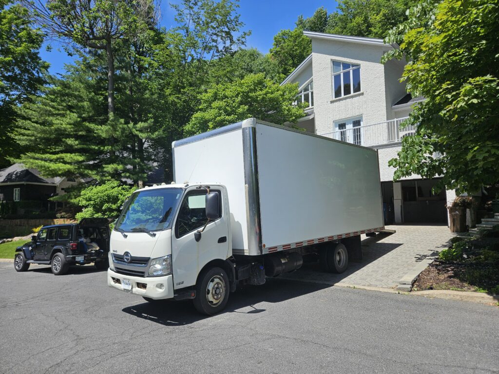 Camion de déménagement résidentiel chargé de meubles à Montréal avec Déménagement Fiable, service rapide, fiable et pas cher sur la Rive-Sud et la Rive-Nord